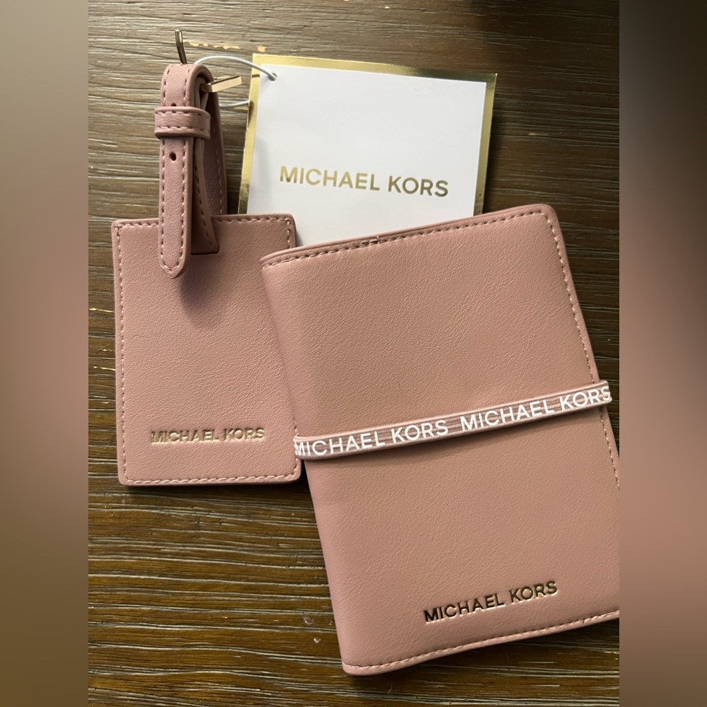 NWT Michael Kors Passport Wallet Holder and Luggage Tag Set